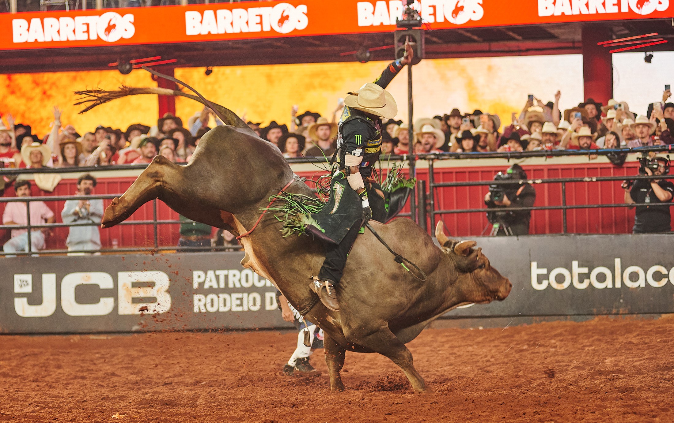 Campeão mundial da montaria em touros brilha na abertura do Rodeio Internacional de Barretos 2026