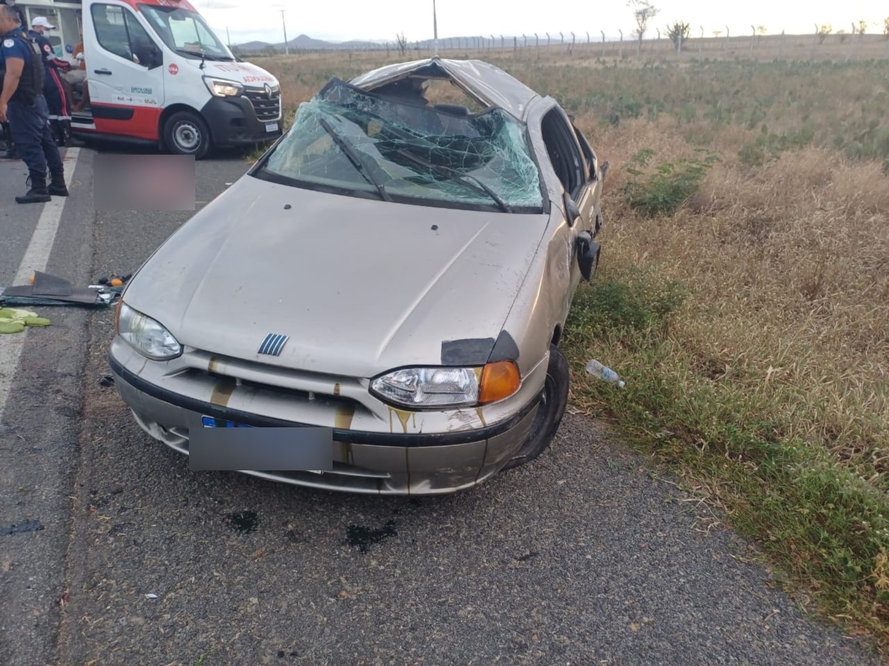 Mulher morre e duas pessoas ficam feridas após carro capotar na BR-104 no Agreste de PE
