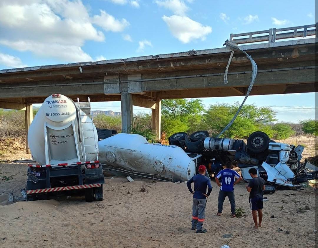 Caminhoneiro morre após sair da pista com carreta bitrem e capotar no interior do RN