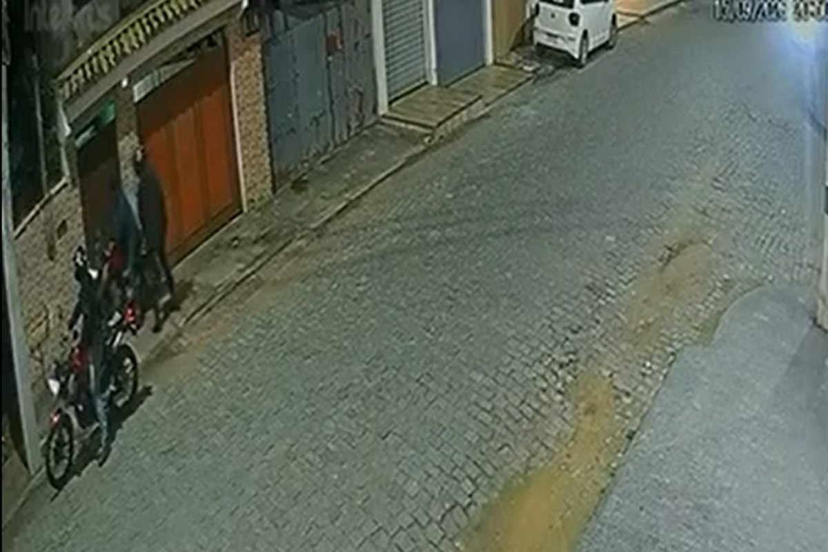 Motocicleta é roubada por dois homens em Travessão, em Campos