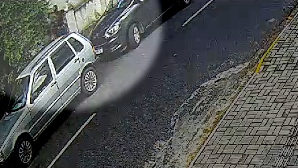 Câmeras de segurança registraram momento em que mulher é agredida por motorista de aplicativo — Foto: Reprodução/TV Cabo Branco