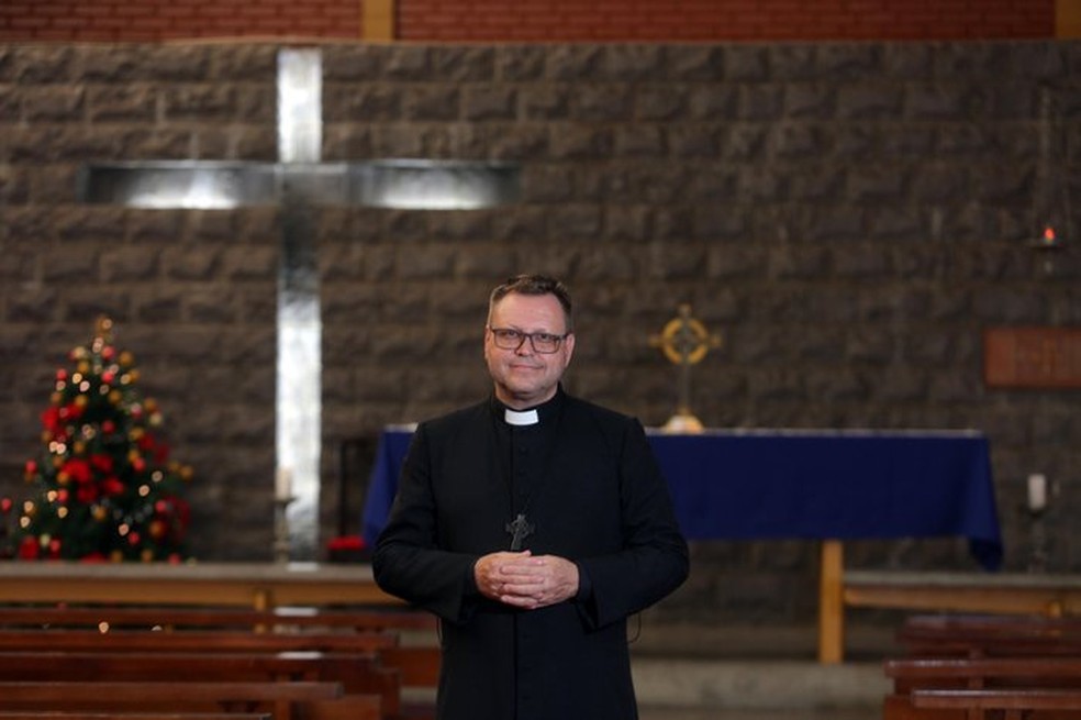Auderli Sidnei Schroeder foi ordenado no último domingo (15) na Igreja Episcopal Anglicana, em Caxias do Sul — Foto: Porthus Junior/Agência RBS