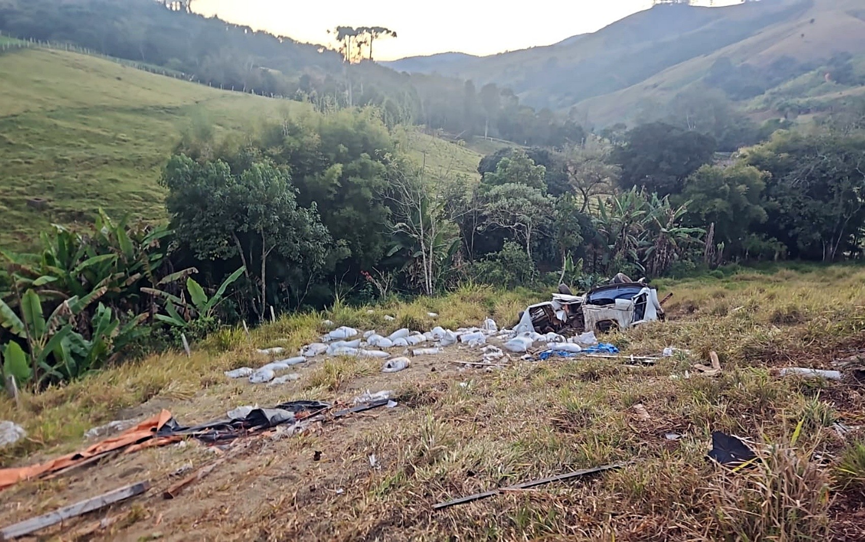 Caminhão clonado tomba durante transporte de carga de café furtada em MG