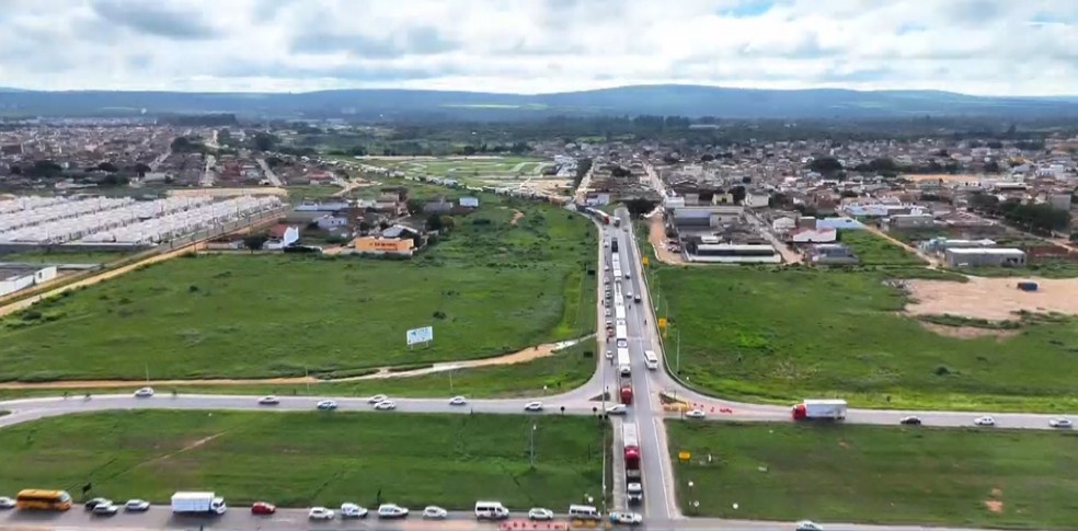 Interdição causou longo engarrafamento na BR-116 — Foto: Reprodução/TV Sudoeste