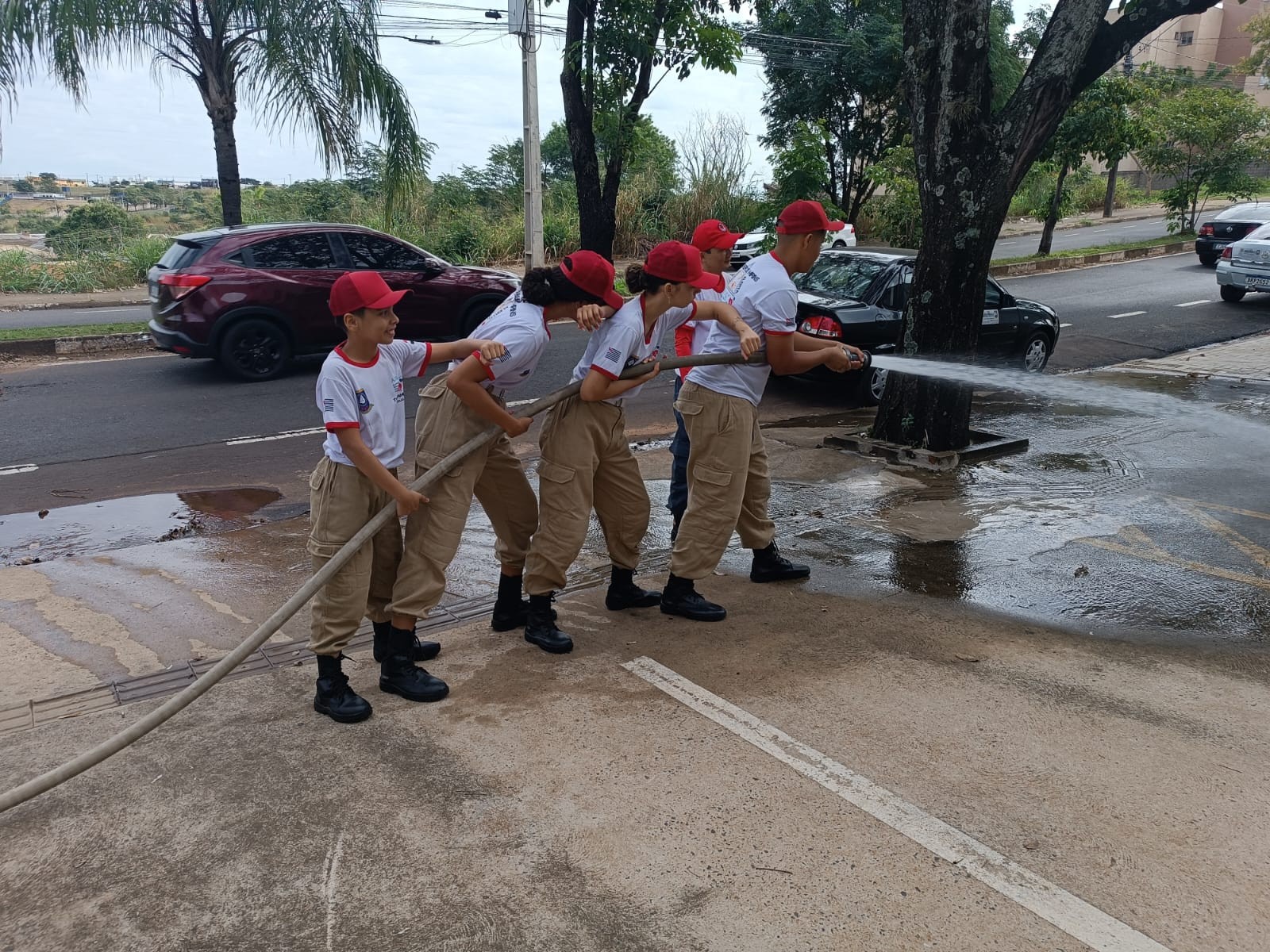 Projeto ‘Bombeiros Mirins’ ensina primeiros socorros e forma jovens exemplos de disciplina e solidariedade no interior de SP