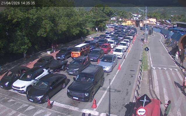 Motoristas enfrentam até 4h de espera na balsa em Ilhabela, na saída do feriado de Tiradentes