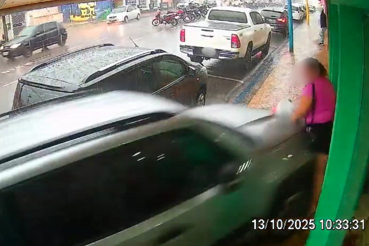 VÍDEO: carro invade calçada e atropela mulher em frente de loja no interior de SP
