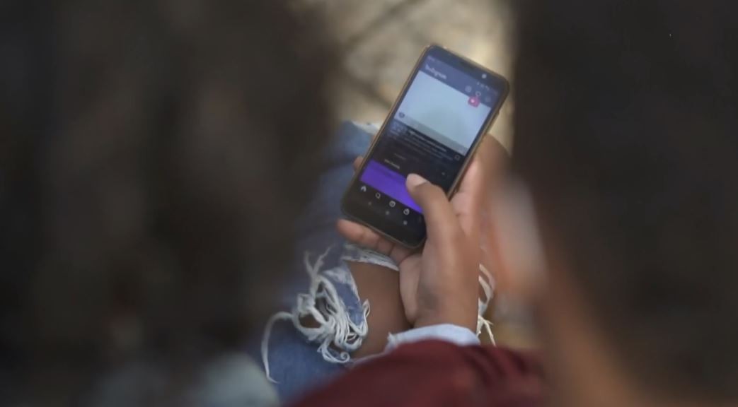 Celular nas escolas: para colocar proibição em prática, Ribeirão Preto estuda como vai guardar aparelhos dos alunos 