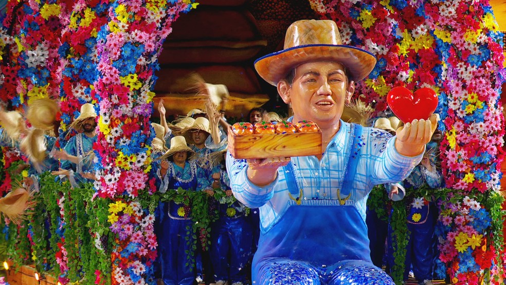 Acadêmicos do Tatuapé homenageia Thiago Arakaki, falecido em 2025 e que teve os órgãos doados pela família. Anhembi, madrugada de sábado (14). — Foto: Giaccomo Voccio/g1