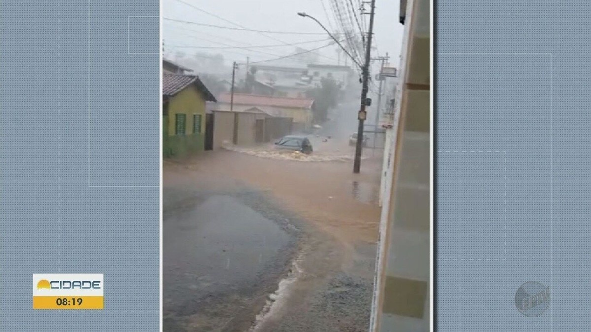 Chuva causa alagamentos e invade casas em Coqueiral, MG | Sul de Minas | G1