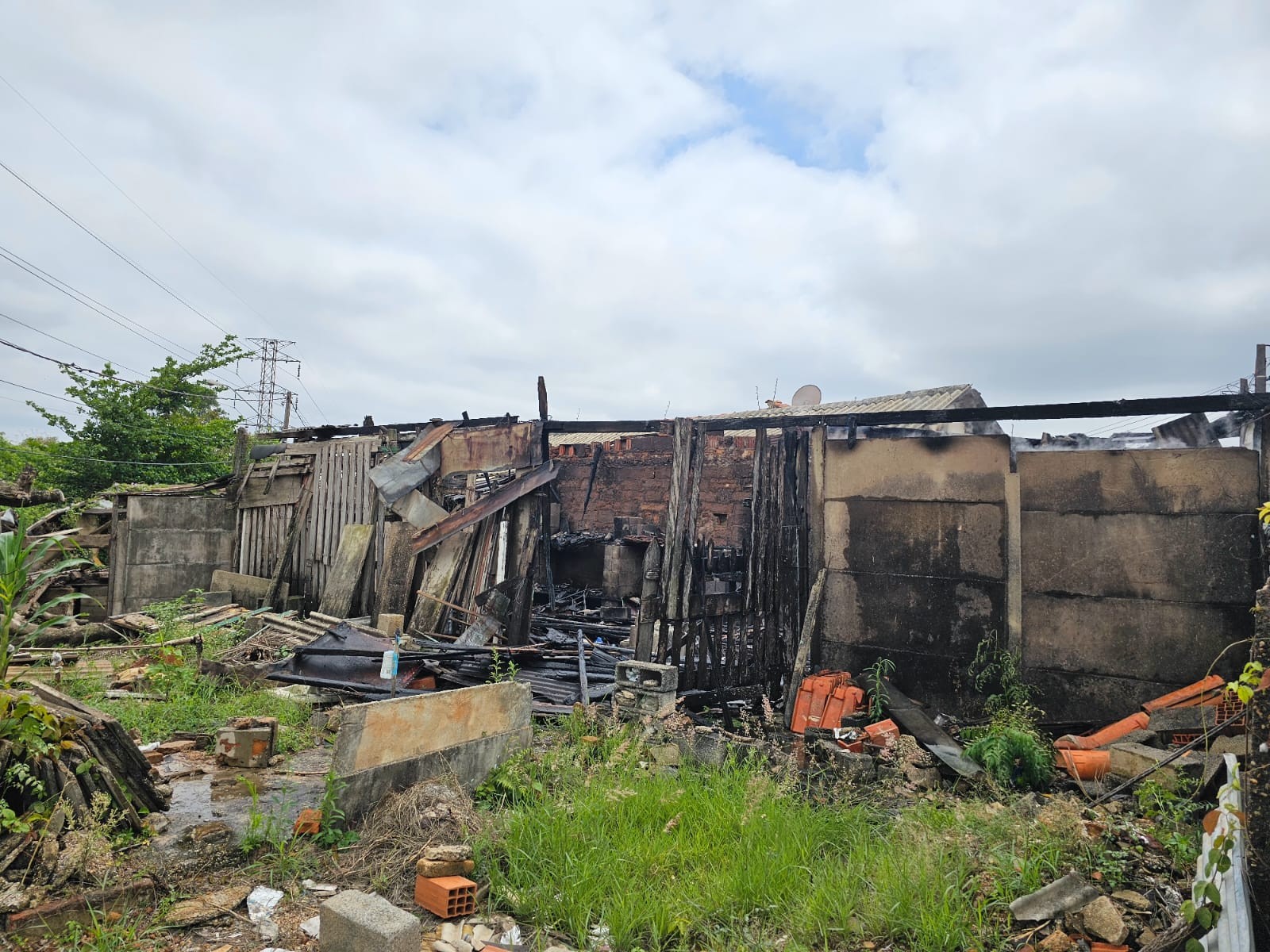 Incêndio atinge casa na zona leste de Sorocaba