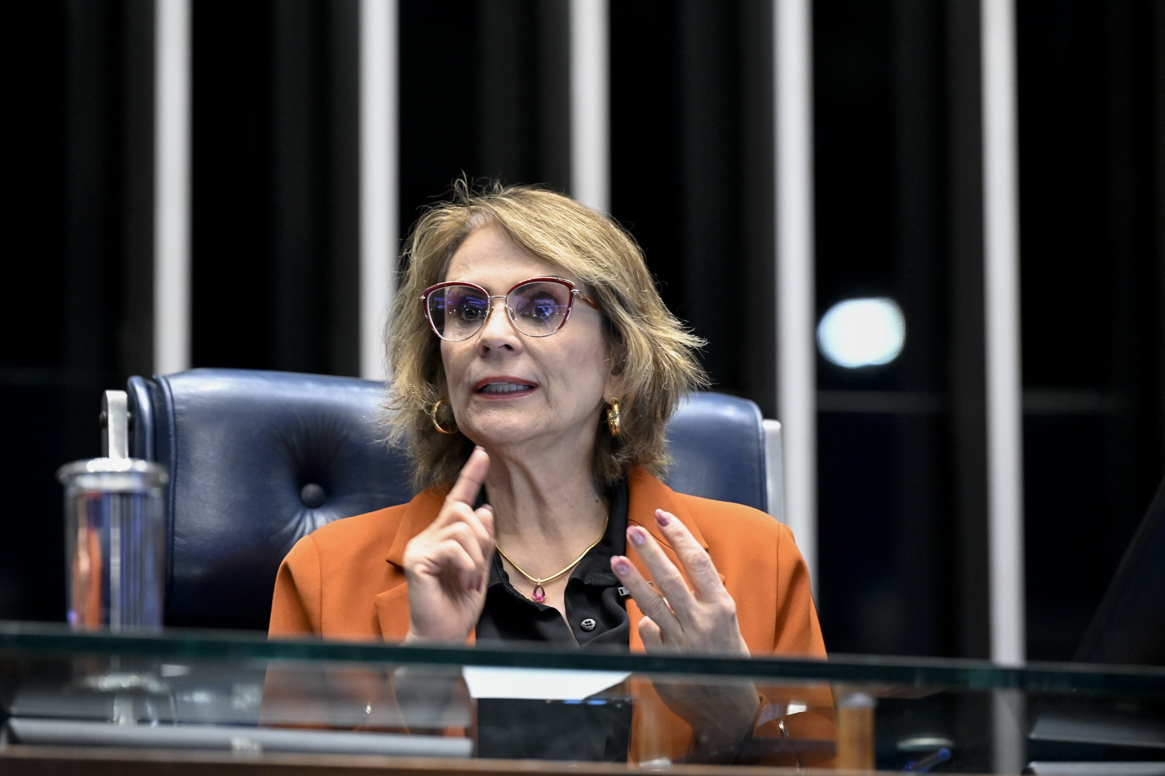 Damares sai em defesa de Michelle Bolsonaro e chama apoiadores que as atacam de ‘aloprados’