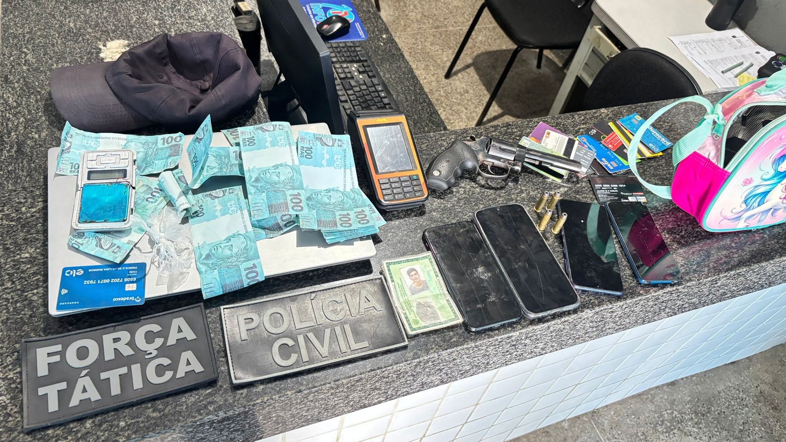 Jovem é baleado na cabeça dentro de casa no PI; polícia prende suspeito e apreende adolescente