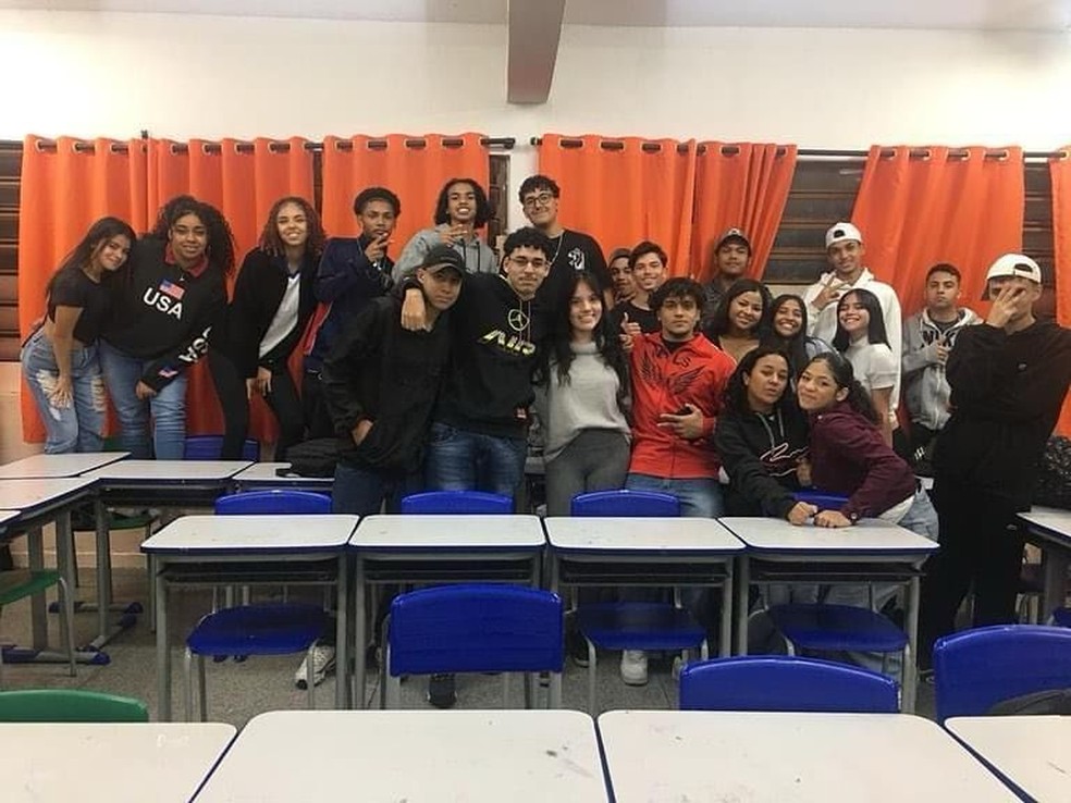 Jady com alunos do programa Pontes para o Amanhã — Foto: Divulgação/Jady Veríssimo