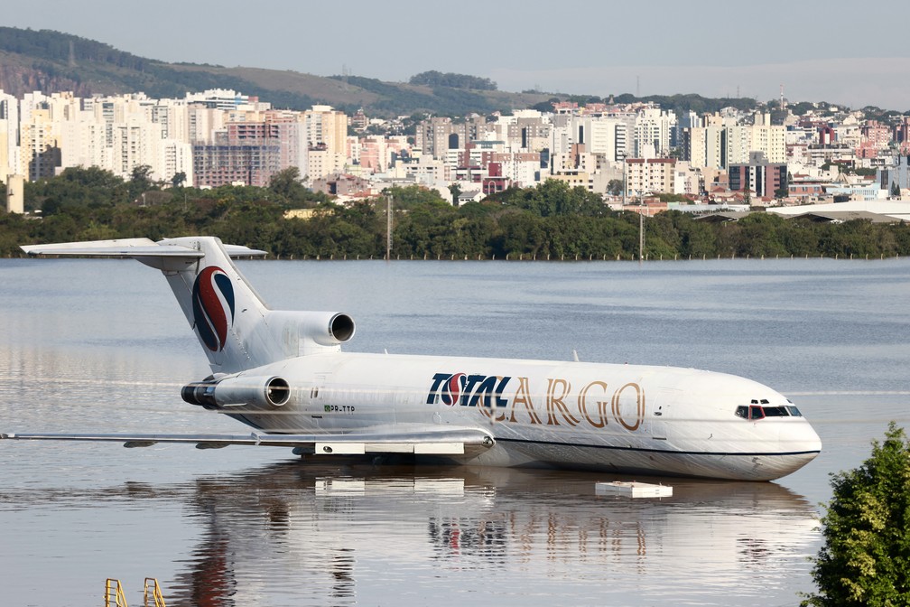 6 de maio - Avião de carga é visto em área alagada do Aeroporto Salgado Filho, em Porto Alegre — Foto: Diego Vara/Reuters