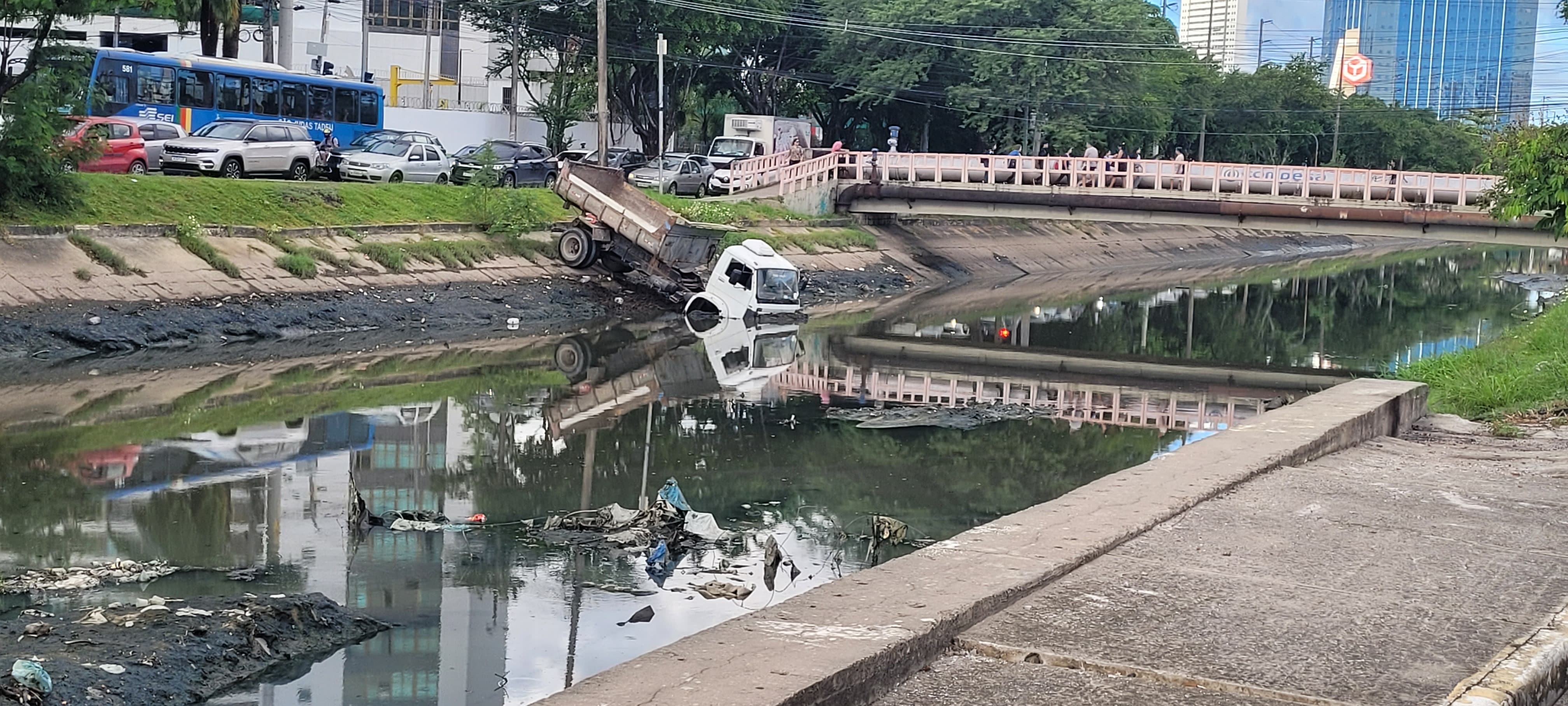 Caminhão cai dentro de canal em Boa Viagem, no Recife; VÍDEO