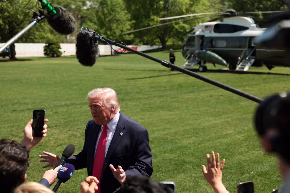 Trump conversa com jornalistas nos jardins da Casa Branca, em Washington, antes de viagem a Las Vegas, em 16 de abril de 2026 — Foto: Jessica Koscielniak/Reuters