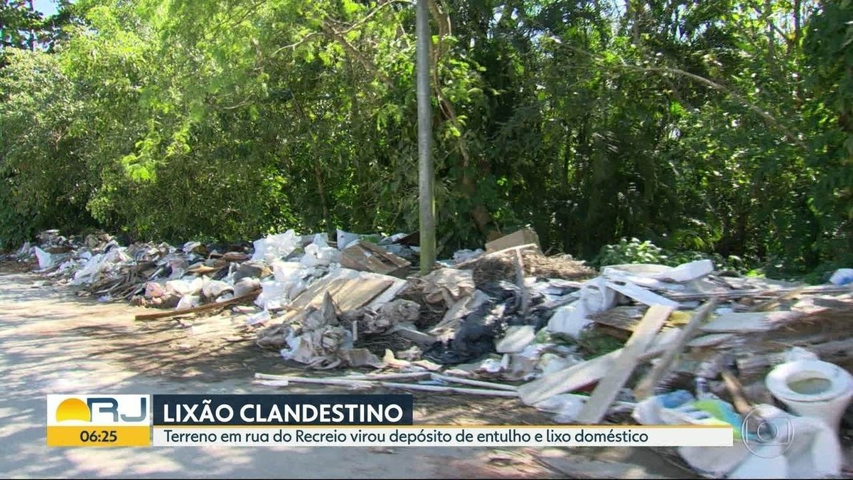 Terreno é transformado em lixão no Recreio dos Bandeirantes Rio de Janeiro G1