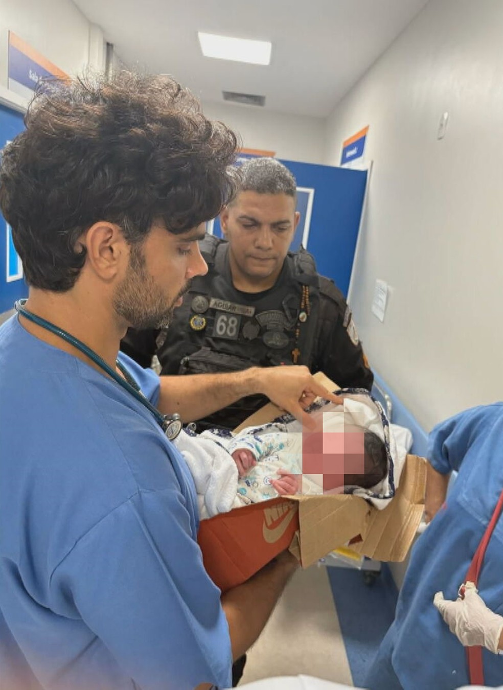 Bebê é encontrado em caixa de papelão perto de entulhos em Belford Roxo, na Baixada Fluminense — Foto: Divulgação