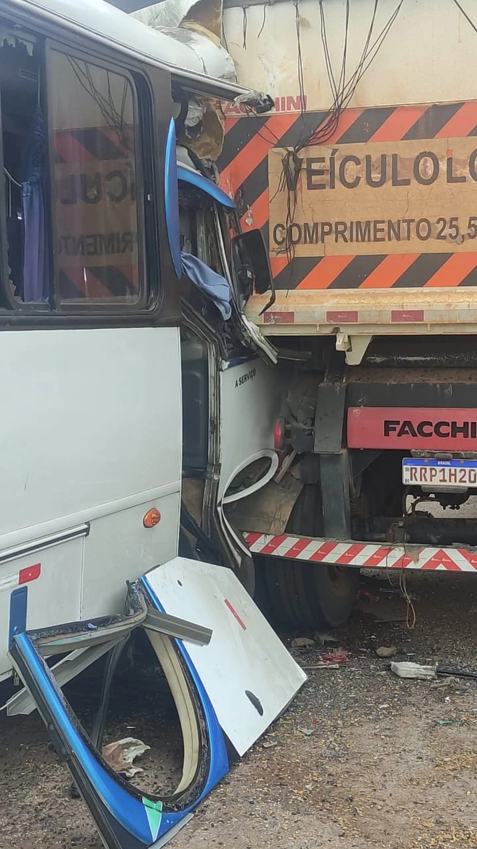 Micro-ônibus colide contra carreta na BR-135 em São Luís — Foto: Divulgação/PRF