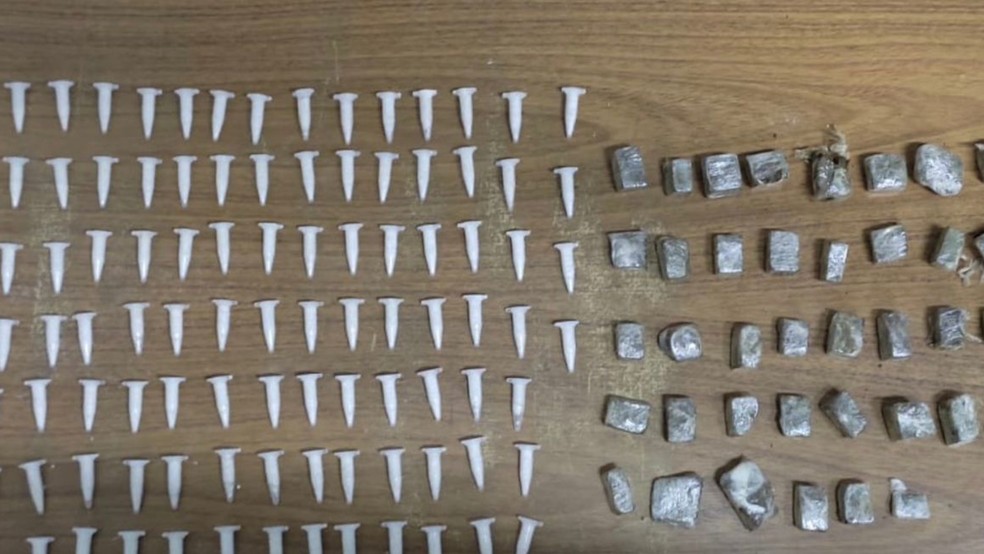 Na madrugada do mesmo dia, a polícia localizou 102 porções de cocaína e 38 porções de maconha — Foto: Reprodução/Baep