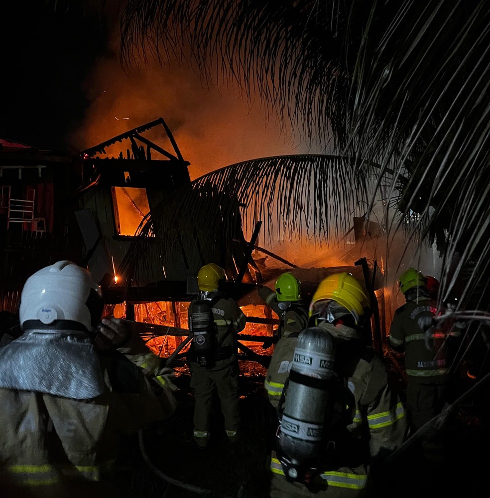 Pai e filho de 6 anos morrem carbonizados após casa pegar fogo em Rio Branco — Foto: Arquivo/Corpo de Bombeiros