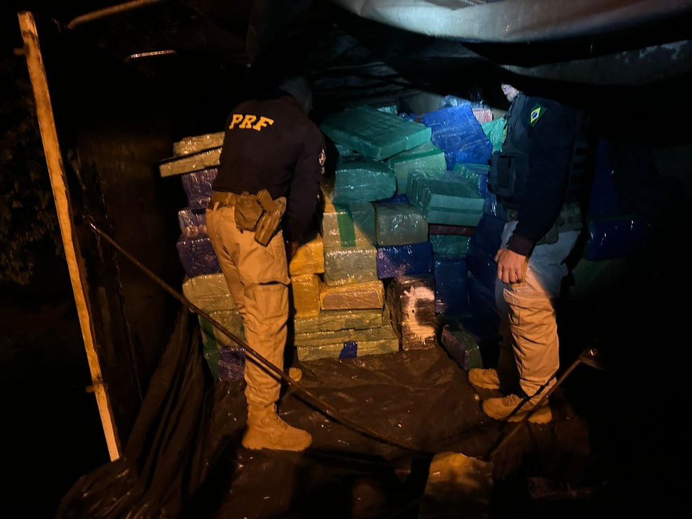 Polícia Rodoviária Federal apreende mais de 14 toneladas de maconha em carreta bitrem, em Rancharia (SP) — Foto: Polícia Rodoviária Federal