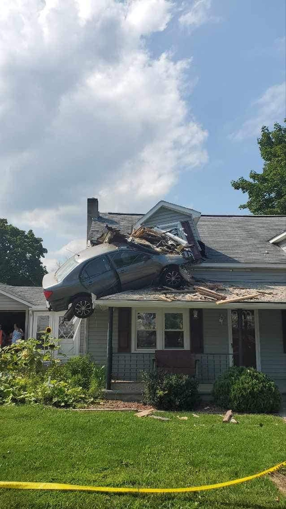 Carro atinge segundo andar de uma casa na Pensilvnia, nos Estados Unidos, em foto de 6 de agosto de 2023 — Foto: Reproduo/JUNCTION FIRE COMPANY