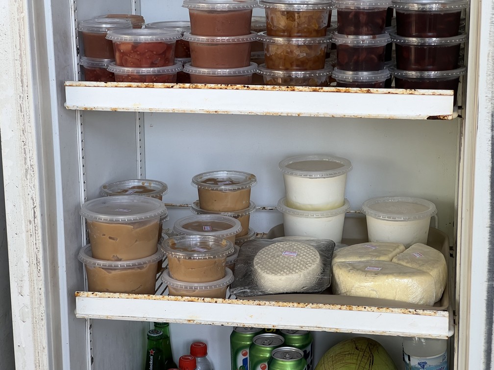 Família vende queijo, doce de leite, doce de frutas e outros derivados do leite no município do Amajari, Norte de Roraima — Foto: Caíque Rodrigues/g1 RR