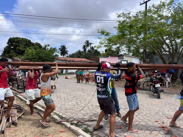 A própria comunidade ajudou a retirar os destroços de igreja em São Gonçalo do Amarante — Foto: Vinicius Marinho/Inter TV Cabugi