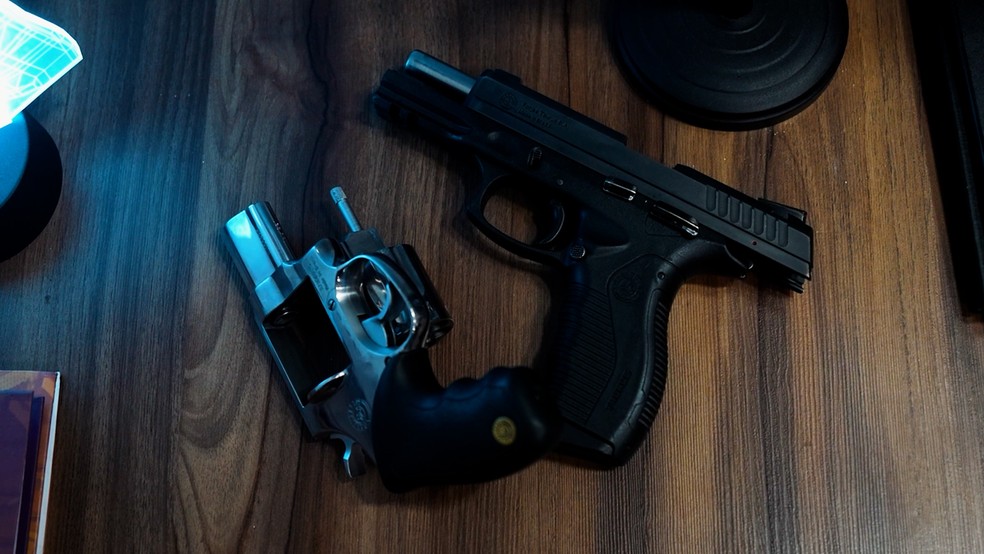 Armas calibres 38 e 9mm em estande de tiro em São Paulo — Foto: Luiz Gabriel Franco/g1