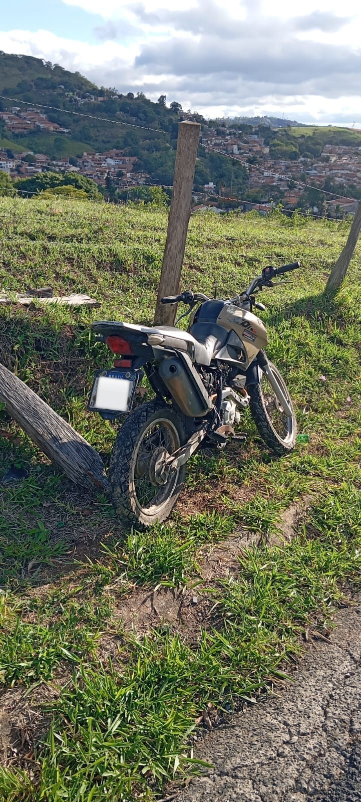 Pai e filha morrem após motocicleta atingir barranco e poste em Amparo