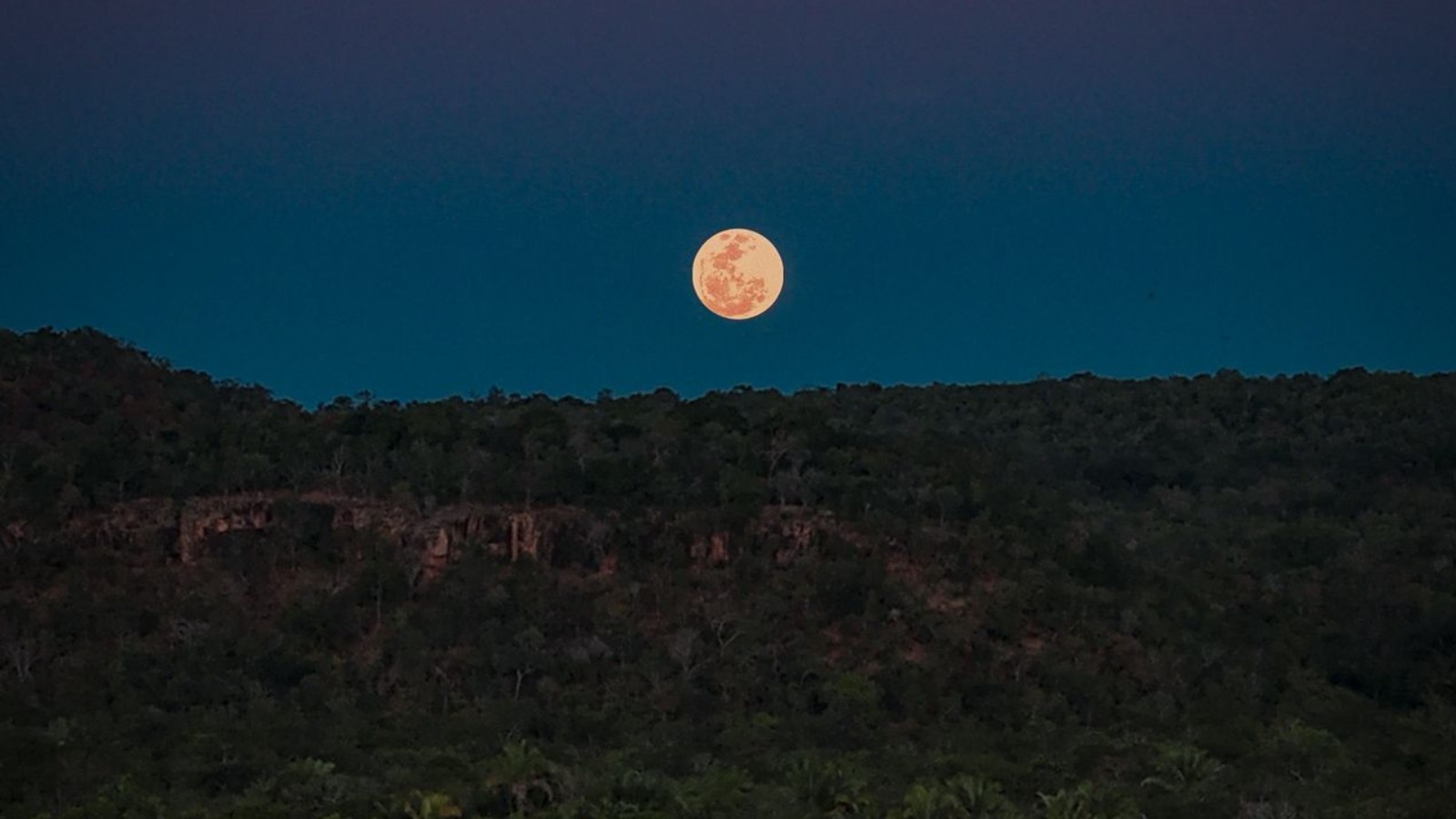 Fotógrafo registra 'lua de morango' sobre rio no Sul do Piauí; entenda a origem do nome