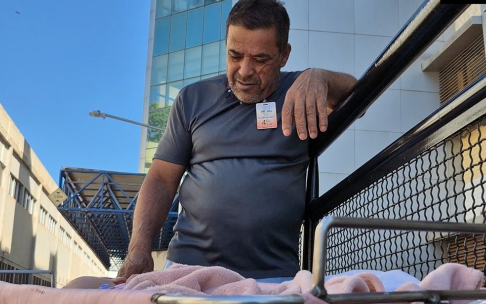 Amarildo Batista da Silva acompanhou as filhas gêmeas siamesas na segunda cirurgia de separação de crânio, em Ribeirão Preto, SP — Foto: Divulgação/HC Ribeirão Preto