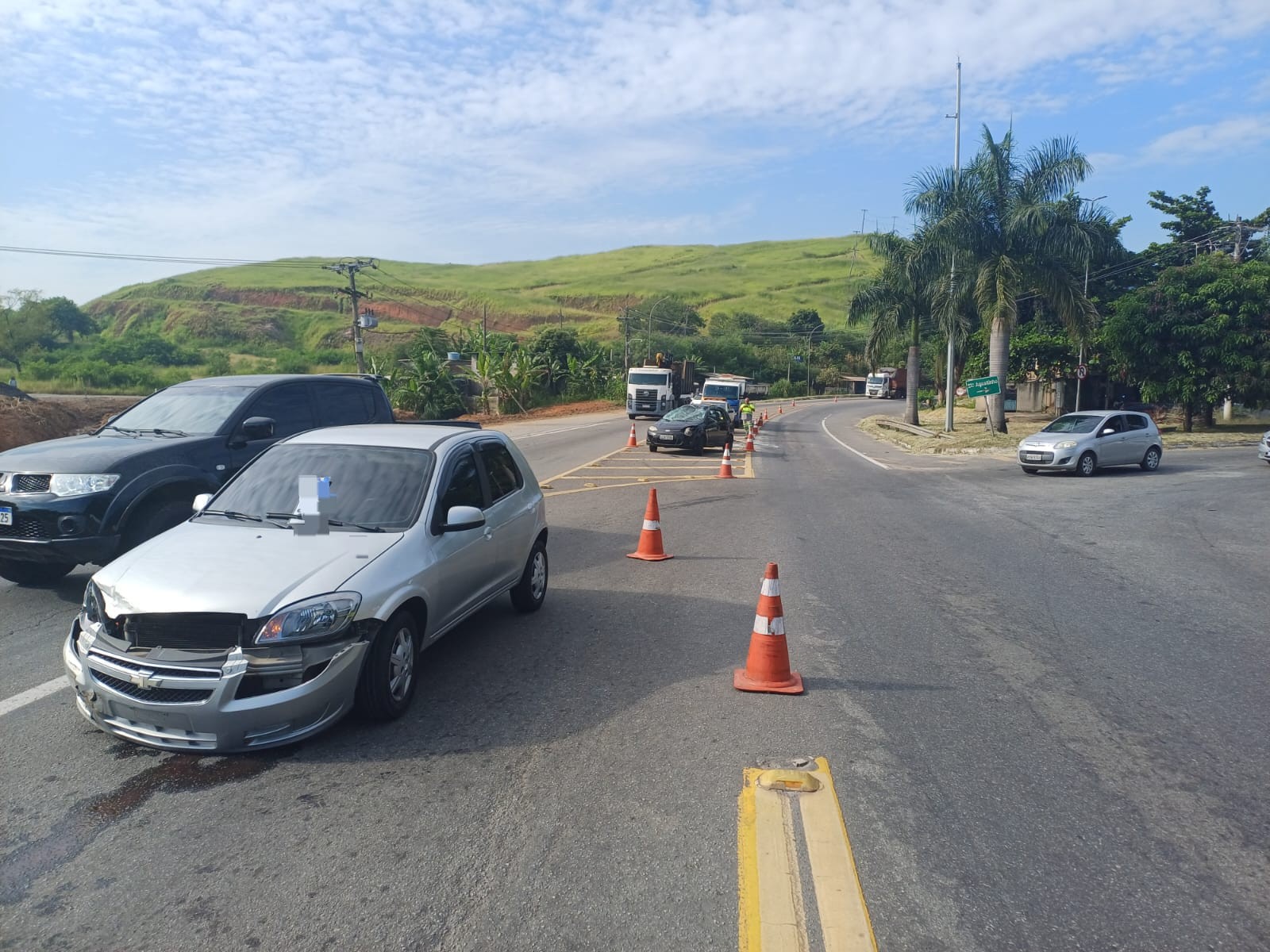 VÍDEO: Carro capota após bater em outro e três mulheres ficam feridas em Volta Redonda