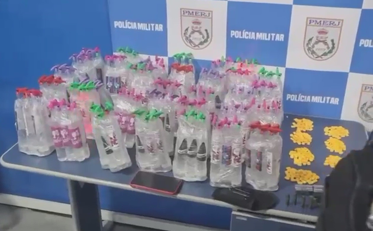 Polícia apreende frascos de lança-perfume e comprimidos de ecstasy com mulher que embarcava com o filho na Rodoviária do Rio
