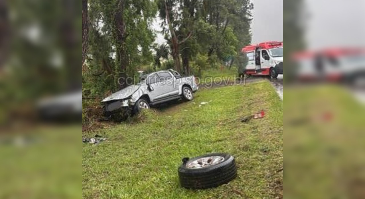 Caminhonete capota e interdita rodovia em Itapetininga; uma pessoa morreu 