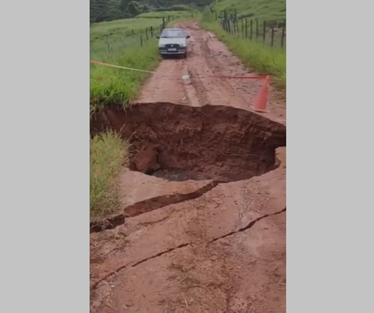 Cratera em cabeceira de ponte dificulta acesso de moradores em Bom Jesus do Itabapoana