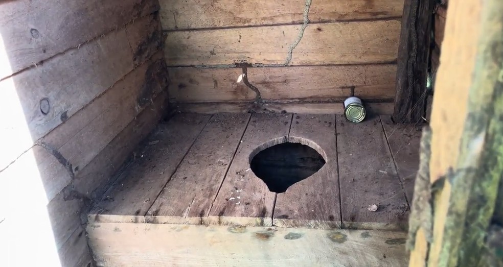 Na falta de banheiro adequado, professores e alunos recorrem a latrinas, espécie de escavação ou buraco no solo, cercado de madeira, onde a pessoa deposita os excrementos e dejetos (urina e fezes). — Foto: Desiree Giusti/Habitat Brasil