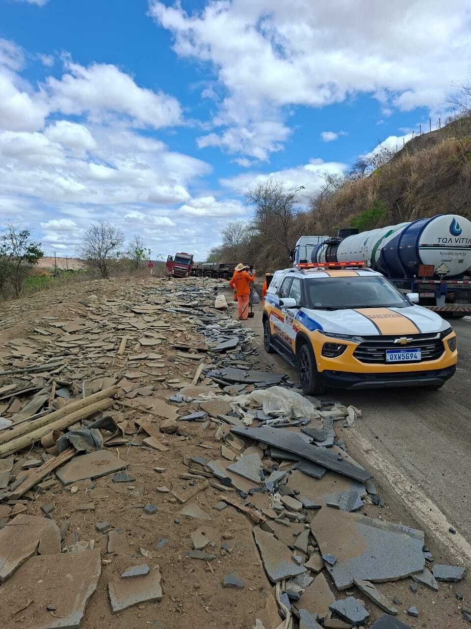Carga de granito fica espalhada pela BR-259 após motorista de bitrem se deparar com boi na pista