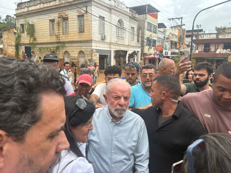 Lula visita Ubá, cidade atingida pelas fortes chuvas na Zona da Mata mineira — Foto: Marcus Pena/TV Integração
