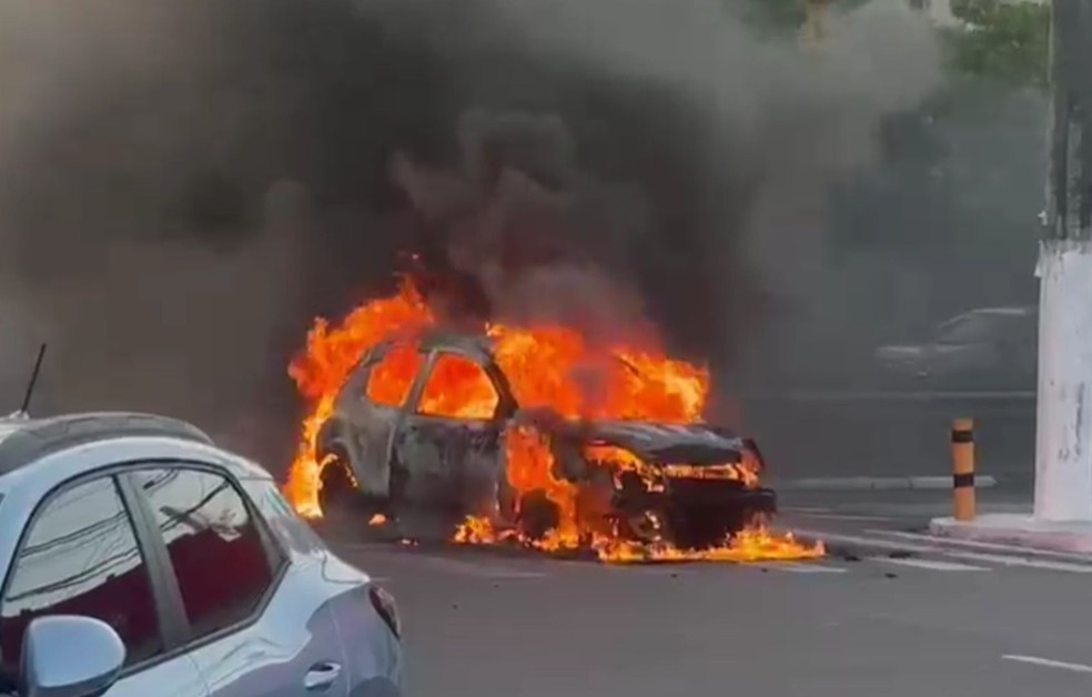 Motorista consegue escapar de incêndio em veículo na Zona Sul de Aracaju — Foto: Arquivo Pessoal