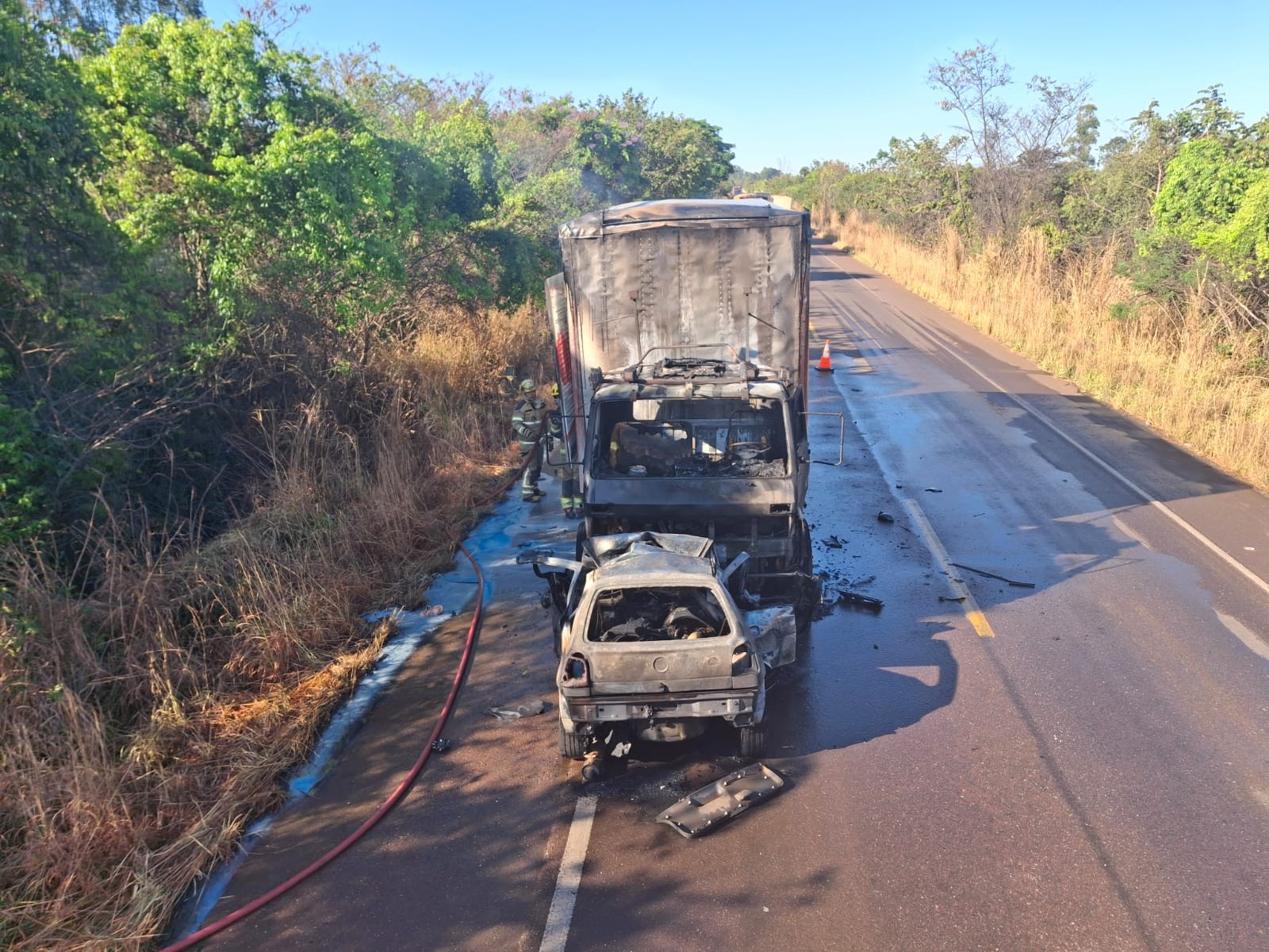 Carro bate de frente com caminhão na BR-365 e motorista morre carbonizado