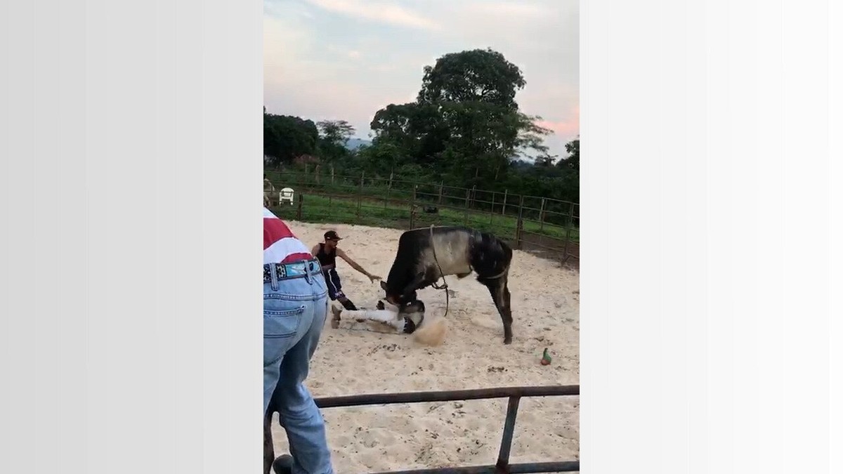 Peão cai do cavalo, tem convulsão e perna quebrada em treino; veja vídeo