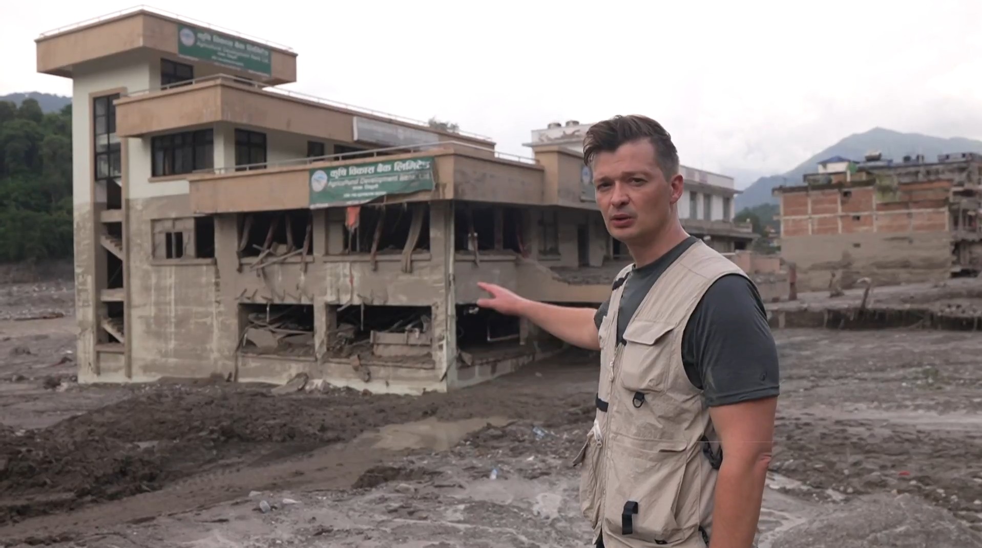 Morador tenta resgatar cofre de banco após avalanche de lama, e nepaleses buscam o que restou de seus bens