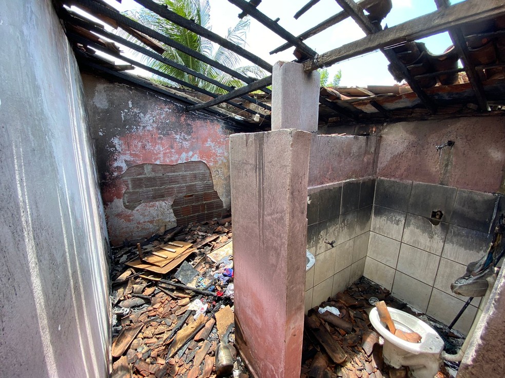 Casa destruída por incêndio criminoso na Zona Norte de Natal, no domingo (20) — Foto: Pedro Trindade/Inter TV Cabugi