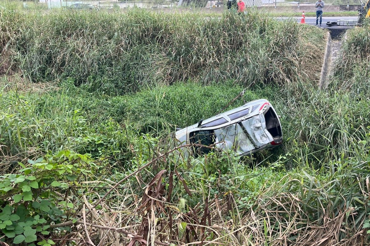 Homem que capotou carro com a filha de 7 anos na Dutra tem prisão convertida em preventiva em São José dos Campos
