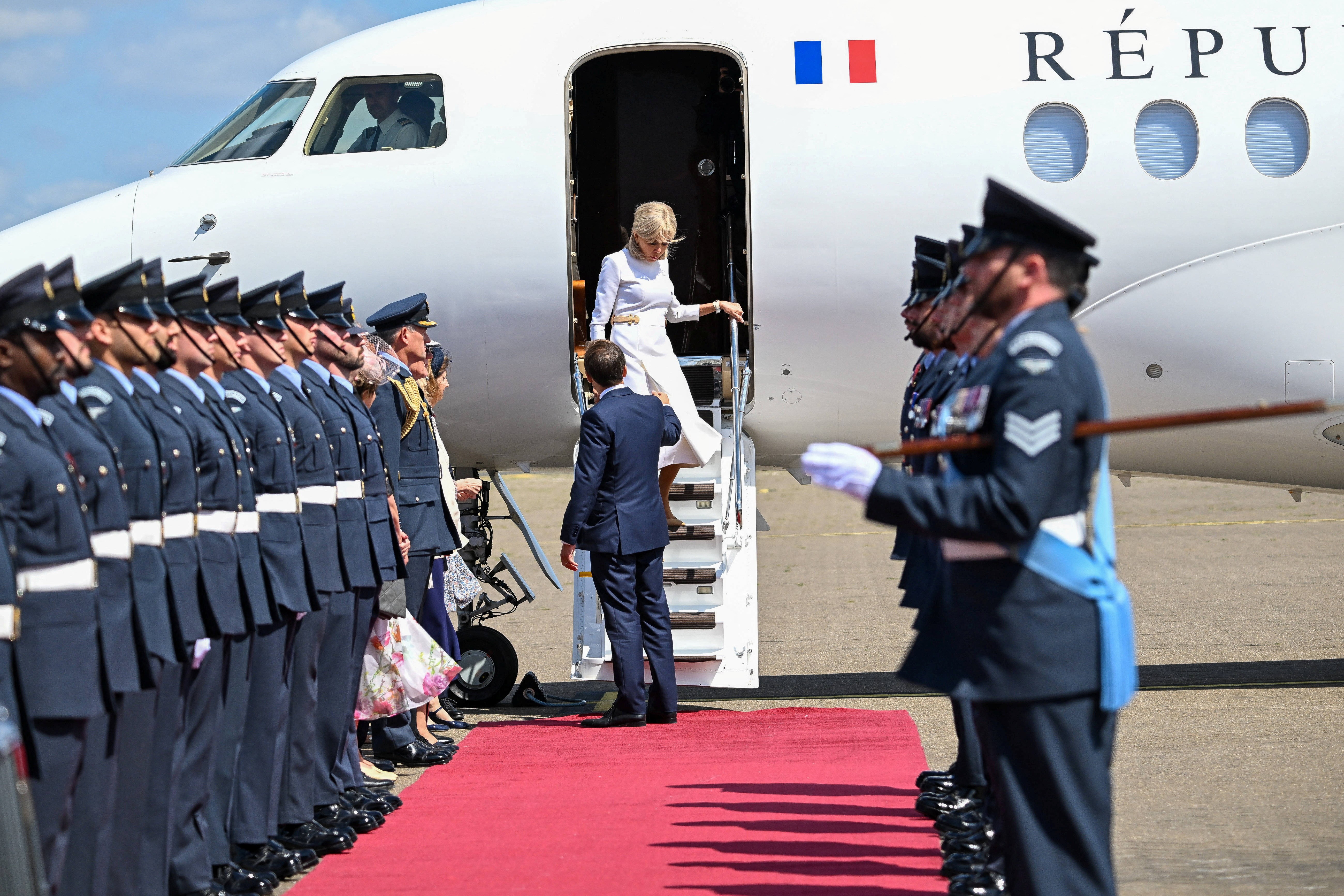 Vídeo: Primeira-dama ignora ajuda de Macron ao desembarcar no Reino Unido 