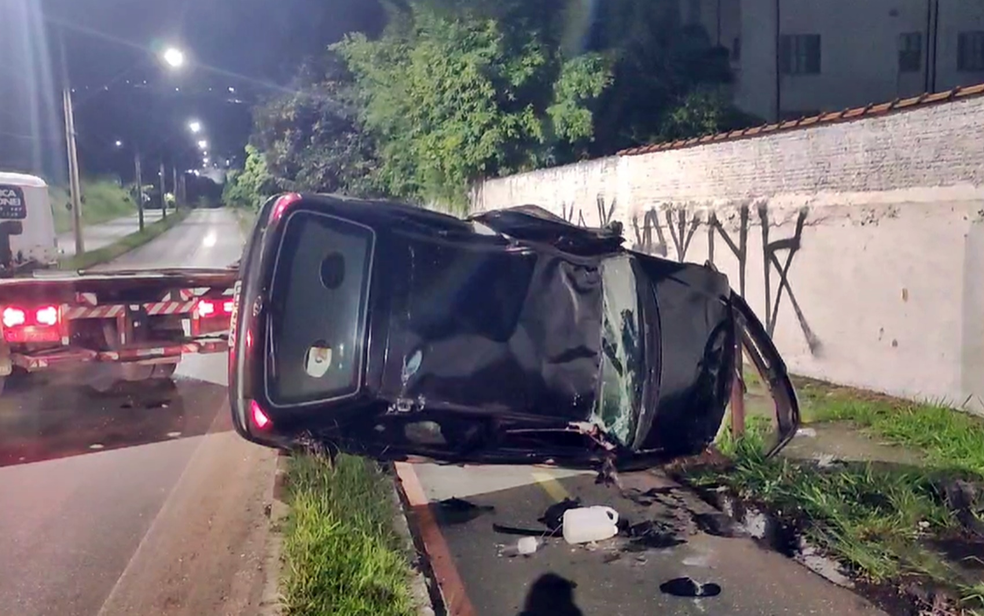Motorista bêbado capota carro em avenida de Poços de Caldas — Foto: Marcos Corrêa