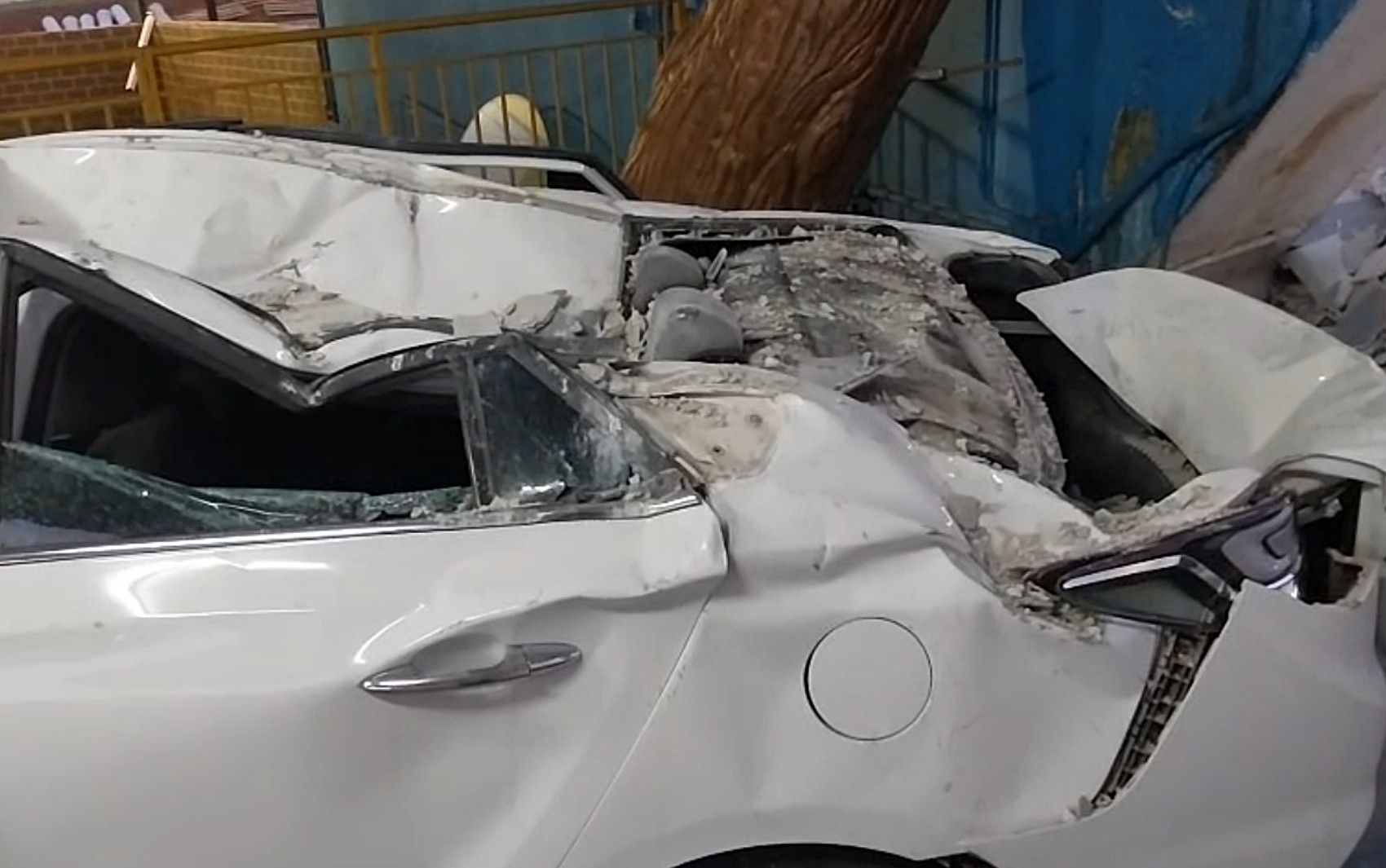 Parte de estrutura de shopping desaba, atinge carro e deixa dois feridos em MG